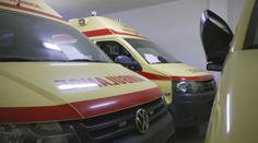 Opilý řidič sanitky narazil do stromu i s pacienty. Způsobil jim další zranění