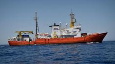 Loď s 300 uprchlíky dorazila do Evropy: Přijala je španělská vláda