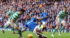 Drahé sáhnutí: Fotbalista potrestán za uchopení soupeřových slabin