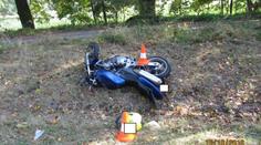 Tragická nehoda u Třeboně: Motorkář nepřežil náraz do stromu
