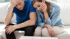 Češi neumí šetřit. Ekonomové uvedli, které pohlaví utrácí víc