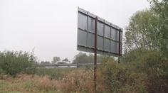 Billboardy od silnic nezmizely ani po pěti letech. Odstraňování je komplikované