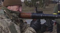 Ukrajinská armáda cvičí civilisty v boji. Pomůžou proti ruským vojskům