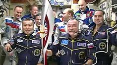 PŘÍMÝ PŘENOS Z VESMÍRU: Kosmonauti si předávají olympijskou pochodeň