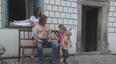 Divadlo pro turisty v Krumlově. Herci předstírají obyčejný život