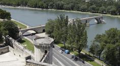 Avignon – zatancujte si na mostě v půli řeky…