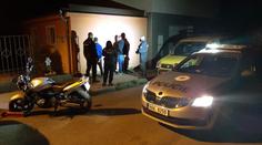 Dva muži viděli zadržení zfetovaného motorkáře, ukradli jeho stroj
