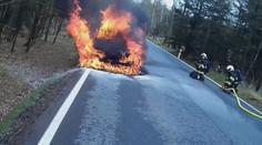 Auto za více než milion za jízdy začalo hořet, hasiči zveřejnili video zásahu