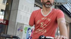 Jednorukého cyklistu pokutovali za řízení jednou rukou