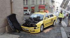 FOTO: Fabia to NAPRALA do taxíku! Pět zraněných v Praze!