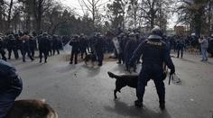 Policisté poprvé použili zvukové dělo, chuligáni radši utekli!