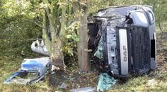 Hrůzná nehoda domíchávače! Auto s betonem skončilo v příkopu