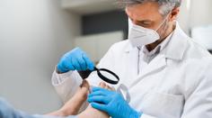 Vědci odhalili nové příznaky covidu. Zaměřte se na rty, pleť a nehty