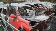 Obří požár v autobazaru! Plameny šlehaly ze 7 aut, jsou z nich vraky