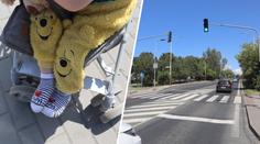 Motorkář na červenou objížděl kolonu. Na přechodu srazil kočárek s chlapečkem