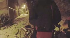 VIDEO: Strážníci chtěli zastavit cyklistku. Skončilo to honičkou s překvapivým závěrem