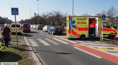 Ženu na Karvinsku srazilo auto. Letěl pro ni vrtulník, její stav byl kritický