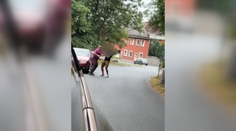 Hádka řidičů v Domažlicích se rychle vyhrotila ve rvačku. Volejte policii, žádal muž