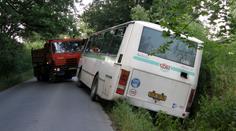 Autobus v Brně boural se dvěma osobáky. Dva lidé jsou v nemocnici