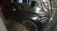 BMW skončilo po srážce v kavárně Tančícího domu