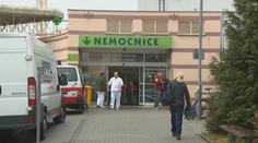 Mladík (18) na přechodu srazil 90letou ženu. Seniorka je vážně zraněná