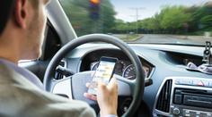 Mobil za volantem: Loni se kvůli nepozornosti stalo 17 tisíc nehod!