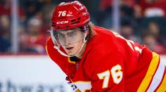 Zbabělý faul na Slováka v NHL. Rána pěstí do obličeje zůstala bez trestu