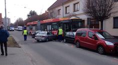 Řidič havarovaného trolejbusu měl infarkt! Dál zůstává v nemocnici