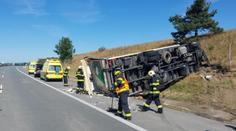 Na D1 se srazil autobus s kamionem. Další vážná nehoda zkomplikovala situaci