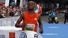 Při Pražském maratonu kolabovali běžci. Záchranáři pomáhali 30 lidem