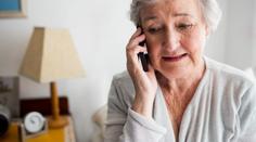 Seniorku podvodníci málem připravili o úspory. Zachránila ji pošťačka
