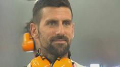 Djokovič zavítal na F1. Stihl basketbal, kadeřníka i pokec s Norrisem