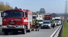 Nehoda tří aut uzavřela dálnici D1 ve směru na Brno. Jeden člověk se zranil
