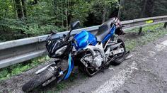 V Bílé havaroval senior na motorce. Sletěl z osmimetrového svahu pod silnici