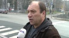 Chtěl pomoct zraněnému řidiči. Ten na něj vytáhl nůž a vláčel ho autem