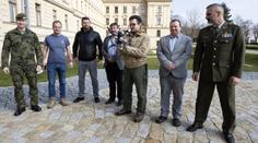 Zásah Vojenské policie u spolku Skupina D. Dodává drony na Ukrajinu