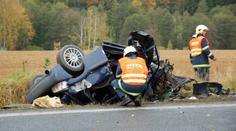 Těžká nehoda. Při srážce tří aut se zranili dva lidé, cesta uzavřena