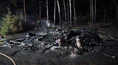 Obří požár a výbuchy v kempu na Orlíku! Shořelo 11 karavanů