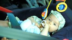 Rodiče nechali v třicetistupňovém vedru miminko zamčené v autě. Je v nemocnici