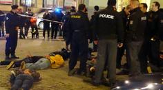 Ruští fotbaloví chuligáni řádili v centru Prahy, těžce zranili policistu