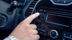 Polští poslanci chtějí zákaz hlasité hudby při řízení. Bojí se o bezpečnost