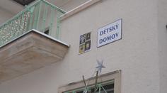 Dětské domovy opustí ročně stovky mladých lidí. Polovina z nich končí na ulici