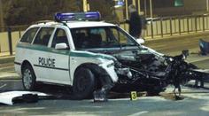 Auto na střeše, dva lidé zemřeli. V Praze bourali policisté