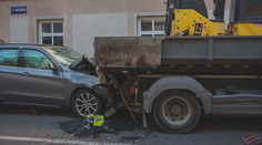 Seniorovi hrozí šest let vězení za smrt dělníka. Při nehodě se zranili i další lidé