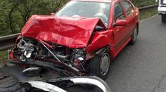 Auto na rušné křižovatce zničilo semafor. Řidiči měli starosti