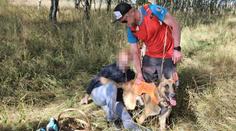 Policie pátrala po zraněné houbařce, zachránil ji pes horské služby
