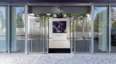 Rolls-Royce v Praze ukazuje, co znamená luxus. Jen dveře showroomu stály tři miliony