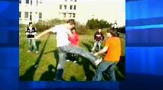 VIDEO: Chlapec bil spolužáky boxerem