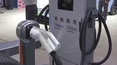 Brusel chce víc elektroaut na silnicích. Firmy už možná klasické vozy nepořídí
