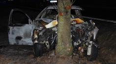 Auto plné mladých lidí narazilo do stromu. Řidič (21) v něm uhořel